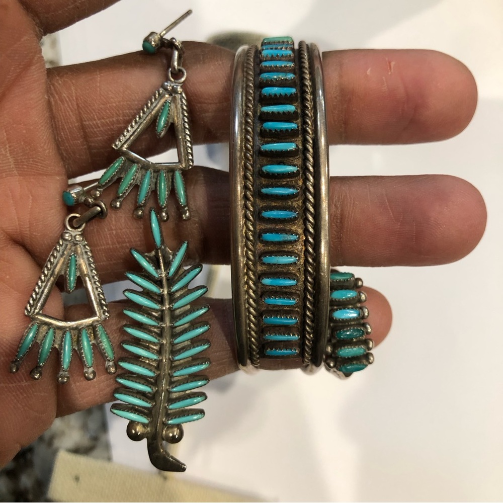 VTG ZUNI NEEDLEPOINT TURQUOISE NECKLACE, CUFF, RING, BROOCH/PENDANT & EARRINGS - Picture 4 of 17